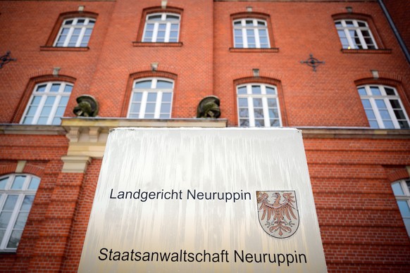 ARCHIV - 15.12.2022, Brandenburg, Neuruppin: Das Schild vor dem Eingang zum Landgericht und zur Staatsanwaltschaft Neuruppin (zu dpa: