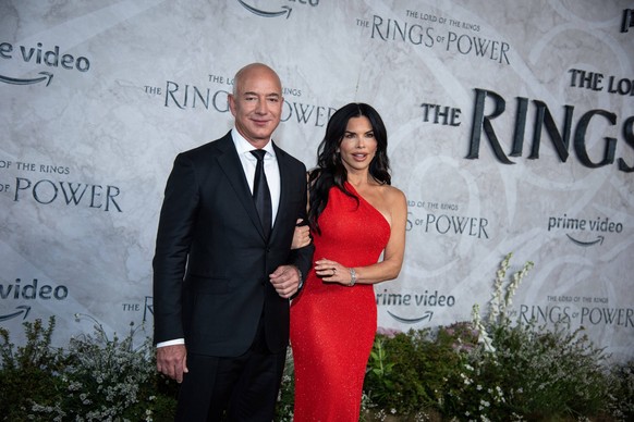 Entertainment Themen der Woche KW35 Entertainment Bilder des Tages The Lord of the Rings: The Rings of Power World Premiere London, UK. Jeff Bezos and Lauren Sanchez at the The Lord of the Rings: The  ...