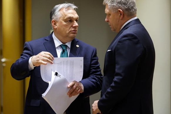 01.02.2024, Belgien, Brüssel: Robert Fico (r), Premierminister der Slowakei, spricht mit Viktor Orban, Premierminister von Ungarn, während eines runden Tisches auf einem EU-Gipfel. Orban hat seine Blo ...