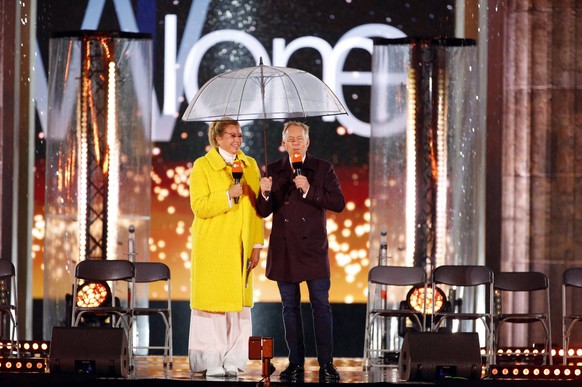 Andrea Kiewel und Johannes B. Kerner in der Silvestershow Celebrate at the Gate - Willkommen 2022 am Brandenburger Tor. Berlin, 31.12.2021 *** Andrea Kiewel and Johannes B Kerner in the New Years Eve  ...