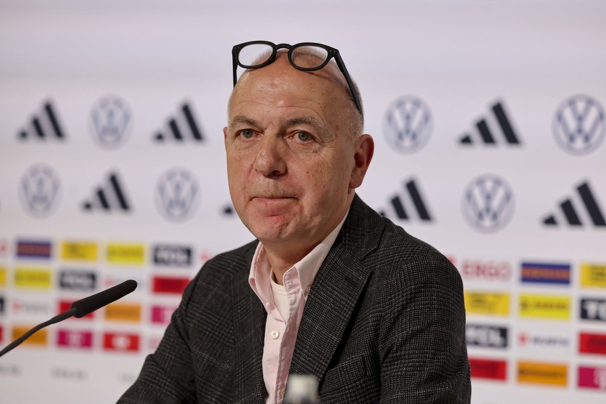 DFB-Praesident Bernd Neuendorf stellt sich den Fragen der Journalisten, Pressekonferenz Tag 1, Trainingslager der deutschen Natiionalmannschaft, Schloss, 28.05.2024, Blankenhain, Deutschland. *** DFB ...