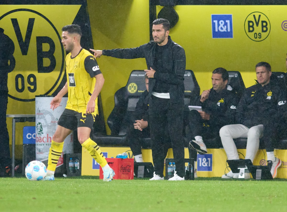 27.09.2024, Nordrhein-Westfalen, Dortmund: Fu�ball: Bundesliga, Borussia Dortmund - VfL Bochum, 5. Spieltag, Signal Iduna Park. Dortmunds Trainer Nuri Sahin gestikuliert neben Yan Couto. Foto: Bernd T ...