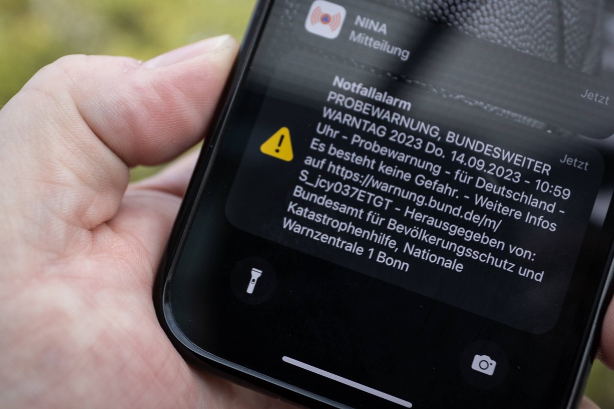 Probewarntag Nachricht auf dem Smartphone Am bundesweiten Warntag des Bundesamtes für Bevölkerungsschutzes heulen nicht nur die Sirenen im ganzen Land. Es werden außerdem die Warnfunktionen auf den Sm ...
