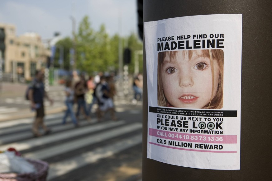 Vermisst - Plakat bittet - Please help find our Madeleine - an einer Litfa