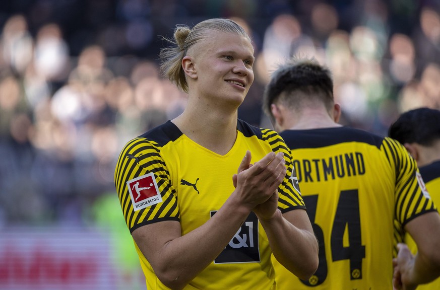 Erling Haaland (Borussia Dortmund, #09) klatscht nach dem Sieg ueber den VFL Wolfsburg.??GER, Borussia Dortmund vs. VFL Wolfsburg, Fußball, 1. Bundesliga, 30. Spieltag, Spielzeit 2021/2022, 16.04.2022 ...