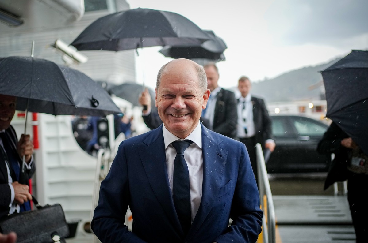 15.08.2022, Norwegen, Oslo: Bundeskanzler Olaf Scholz (SPD) l