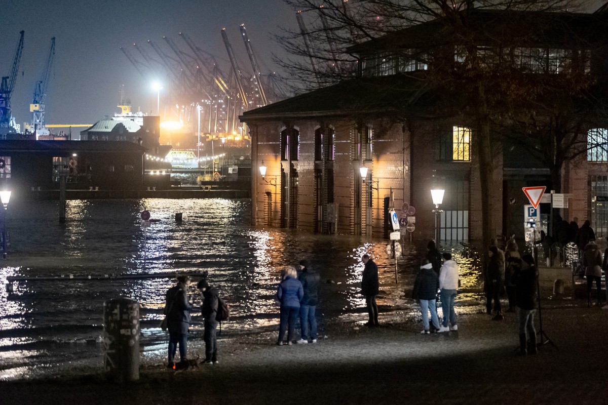 22.12.2023, Hamburg: Wasser der