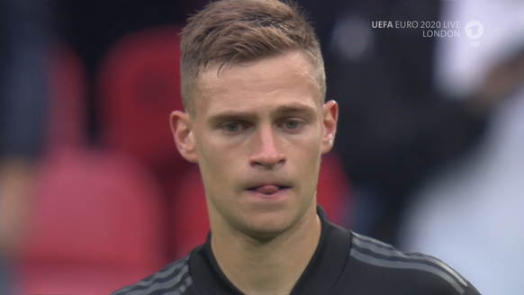 Joshua Kimmich läuft unter Tränen vom Platz.