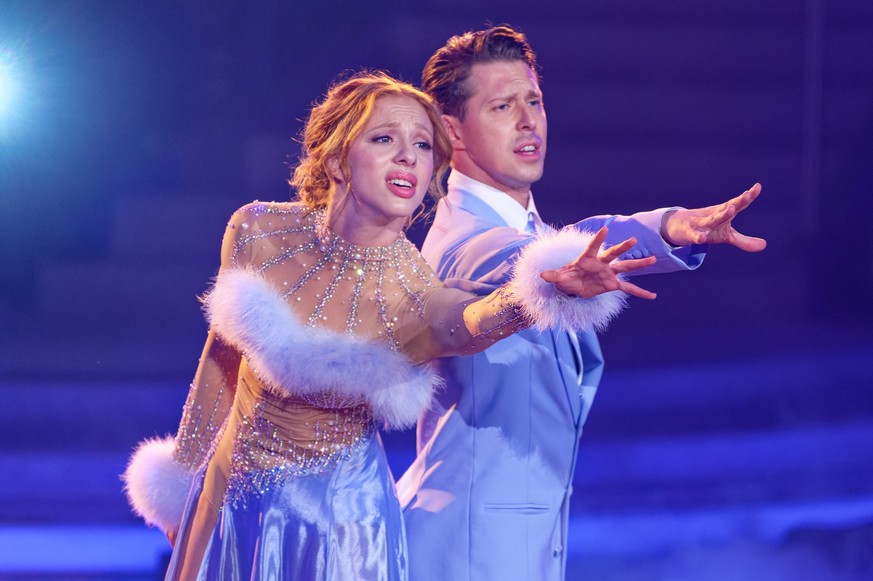 20.05.2023, Nordrhein-Westfalen, Köln: Model Anna Ermakova und ihr Profi-Tanzpartner Valentin Lusin tanzen beim Finale der RTL Live-Tanzshow &quot;Let&#039;s Dance&quot;. Ermakova und Lusin haben die  ...