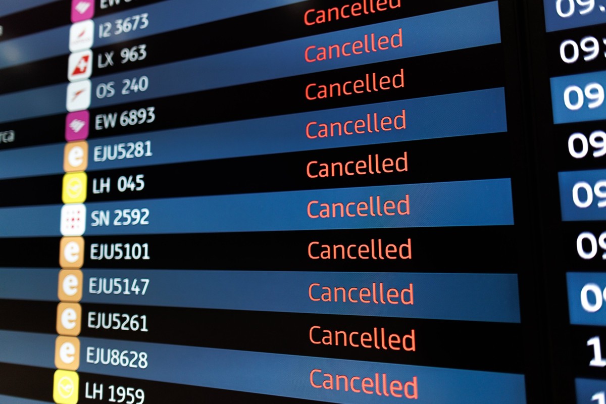 14.03.2024, Berlin: Eine Anzeigetafel in der Halle für Abflüge im Terminal 1 am Flughafen BER zeigt etliche Flüge als «Cancelled» an. Wegen Warnstreiks des Luftsicherheitspersonals unter anderem am BE ...