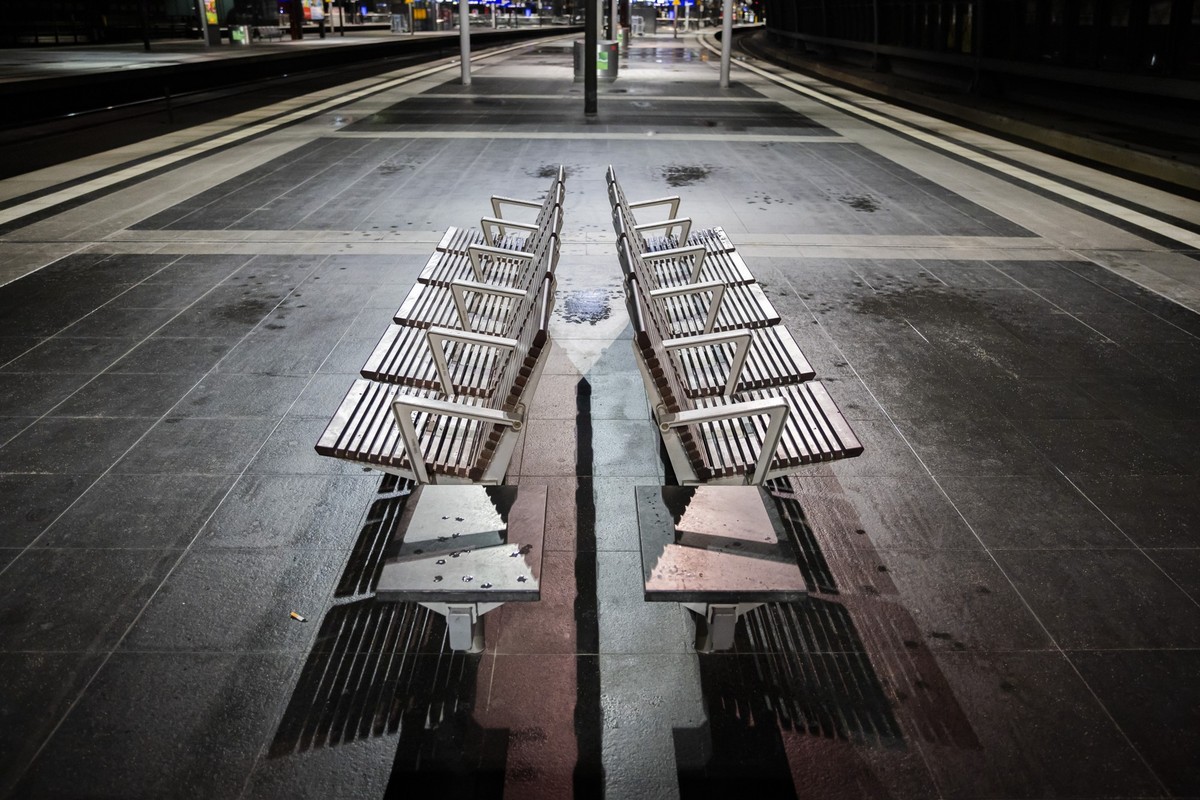 24.01.2024, Berlin: Leere Sitze auf einem Bahnsteig des Berliner Hauptbahnhofs am frühen Morgen. Die Gewerkschaft Deutscher Lokomotivführer (GDL) hat zu einem weiteren mehrtägigen Streik bei der Deuts ...