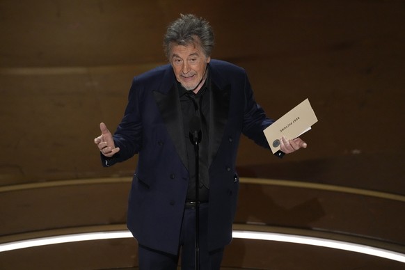 10.03.2024, USA, Los Angeles: Al Pacino präsentiert den Preis für den besten Film während der Oscarverleihung im Dolby Theatre in Los Angeles. Die Academy Awards, auch Oscars genannt, werden in der Na ...