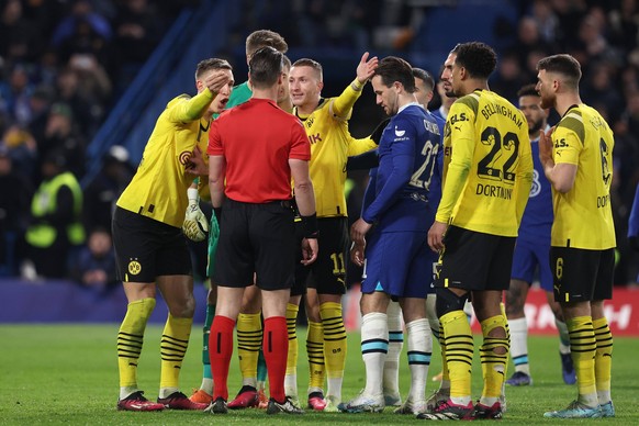 Borussia Dortmund players protest with the referee during Chelsea FC vs Borussia Dortmund, UEFA Champions League football match in London, United Kingdom, March 07 2023 PUBLICATIONxNOTxINxITA Copyrigh ...