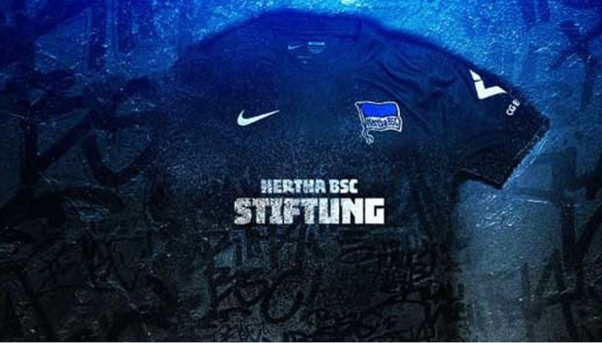 Das Design des neuen Sondertrikots von Hertha BSC ist schwarz, im Streetart-Style gehalten und soll eine "Hommage an die Straßen Berlins" darstellen.