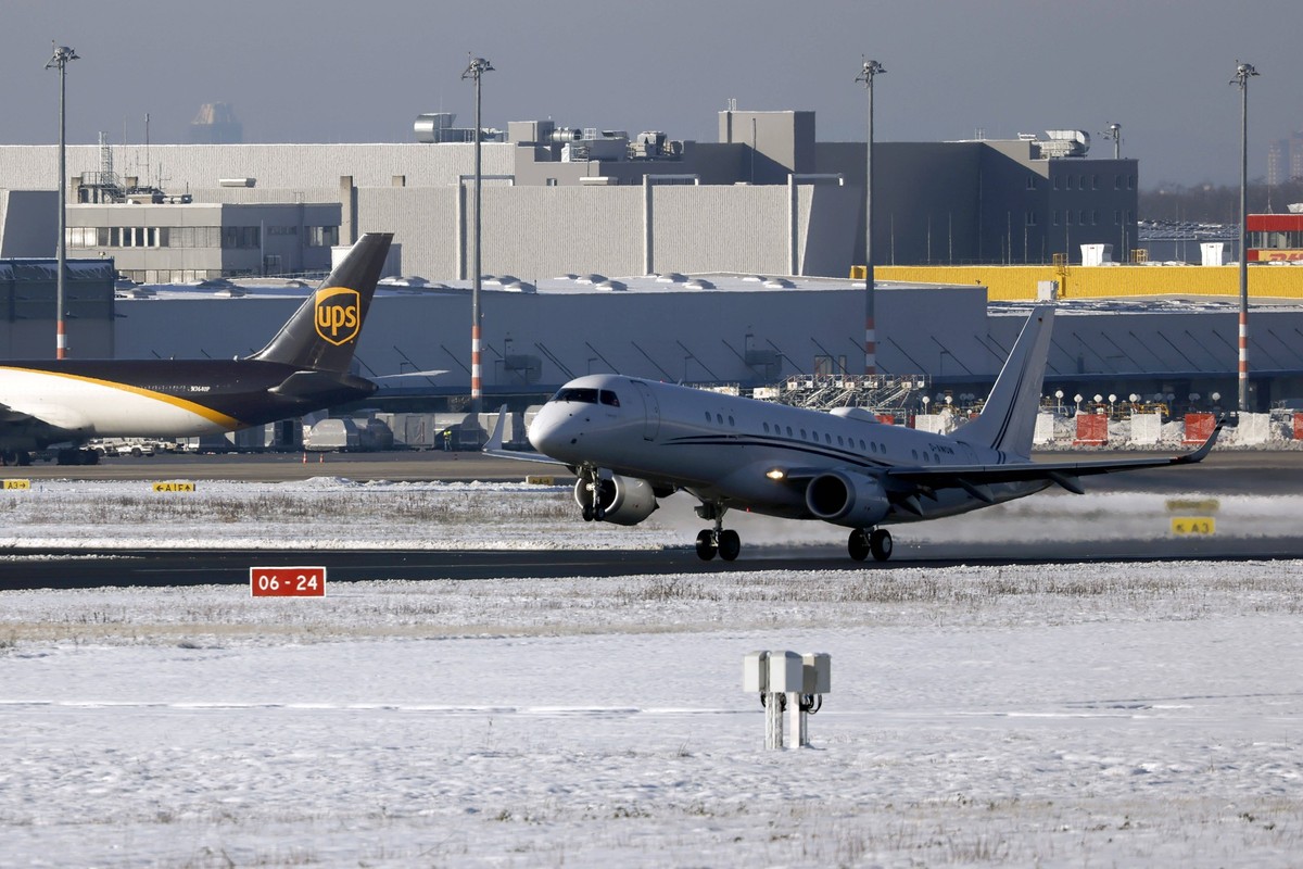 Ein Privatjet von VistaJet startet nach Dubai am Köln Bonn Airport. Nach starkem Schneefall wirkt sich das Wetter auch auf den Flugbetrieb am Flughafen Köln/Bonn aus. Der kontinuierliche Winterdienst ...