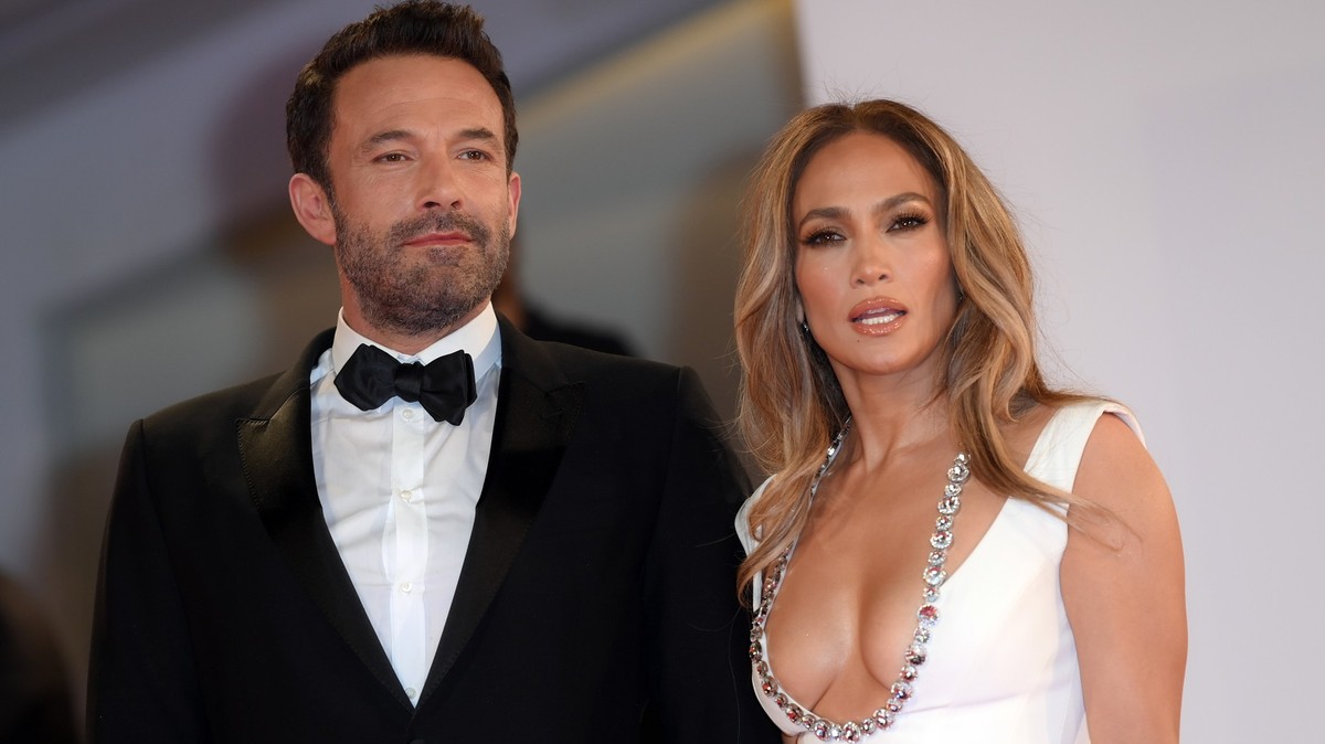 ARCHIV - 10.09.2021, Italien, Venedig: Jennifer Lopez, US-Sängerin und Schauspielerin, und Ben Affleck, US-Schauspieler, treffen zur Premiere des Films «The Last Duel» während der 78. Filmfestspiele v ...