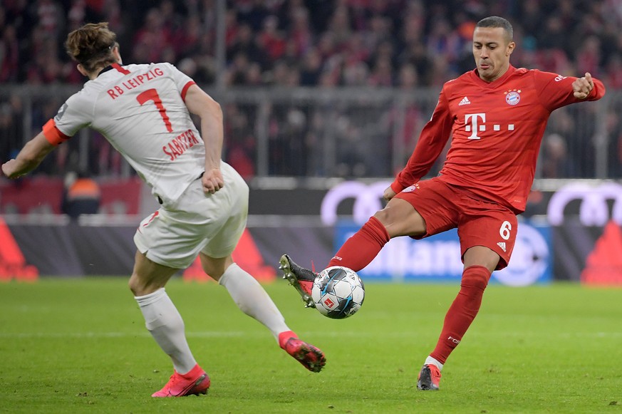 09.02.2020, xemx, Fussball 1.Bundesliga, FC Bayern Muenchen - RB Leipzig emspor, v.l. Marcel Sabitzer RB Leipzig und Thiago FC Bayern Muenchen Zweikampf, Duell, Kampf, tackle DFL/DFB REGULATIONS PROHI ...