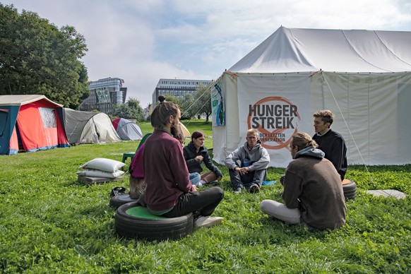 Die hungernden Aktivisten sitzen in ihrem Camp zusammen.