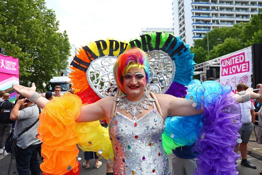 News Bilder des Tages Menschen nehmen dem Christopher Street Day Demonstration unter dem Motto United in Love in Berlin am 23. Juli 2022. CSD Berlin 2022 *** People take the Christopher Street Day dem ...