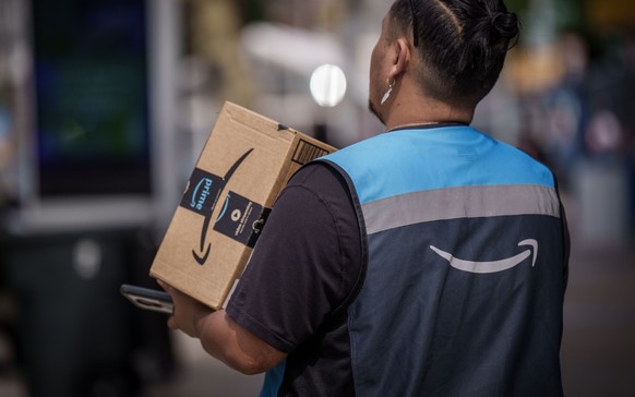 ARCHIV - 16.09.2023, USA, New York: Ein Amazon Bote liefert ein Paket in Manhatten aus. Amazon hat Umsatz und Gewinn im vergangenen Quartal dank seines Handelsgesch�fts und der Cloud-Sparte deutlich g ...