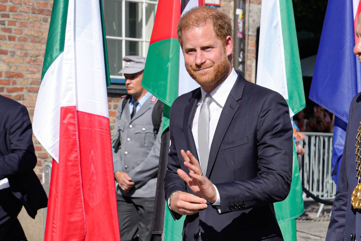 Empfang der Stadt Duesseldorf im Vorfeld der Invictus Games mit Verteidigungsminister Pistorius und Prinz Harry im Rathaus Prinz Harry, Duke of Sussex winkt dem Publikum zu bei seiner Ankunft vor dem ...