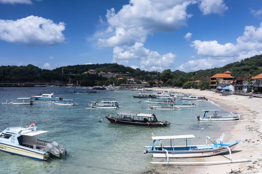 Fishing boats on the beach of Padangbai harbour in Bali Indonesia Amlapura, Bali, Indonesia R_JOLEOY240205-1347198-01 EDITORIAL USE ONLY