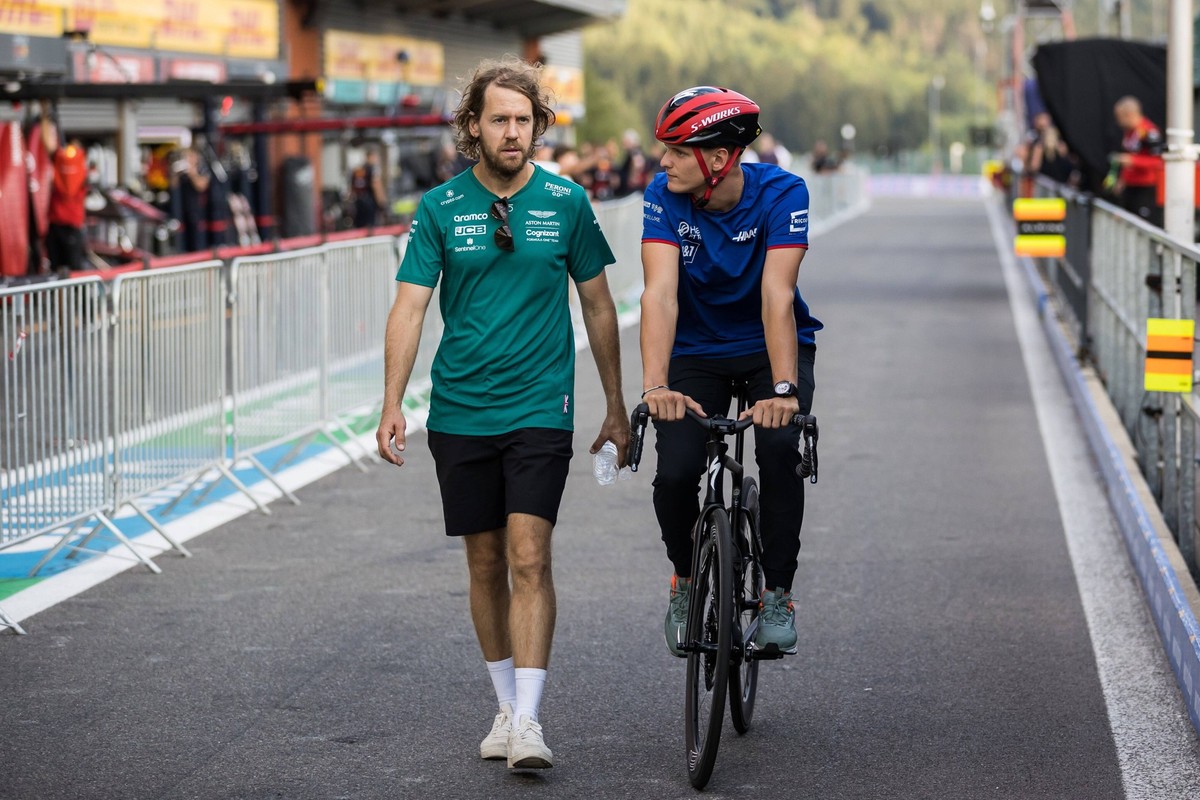 Sebastian Vettel Aston Martin und Mick Schumacher Haas F1 Team, Grosser Preis von Belgien 2022, Motorsport, Formel 1, 25.08.2022 Grosser Preis von Belgien 2022, Motorsport, Formel 1, 25.08.2022 *** Se ...