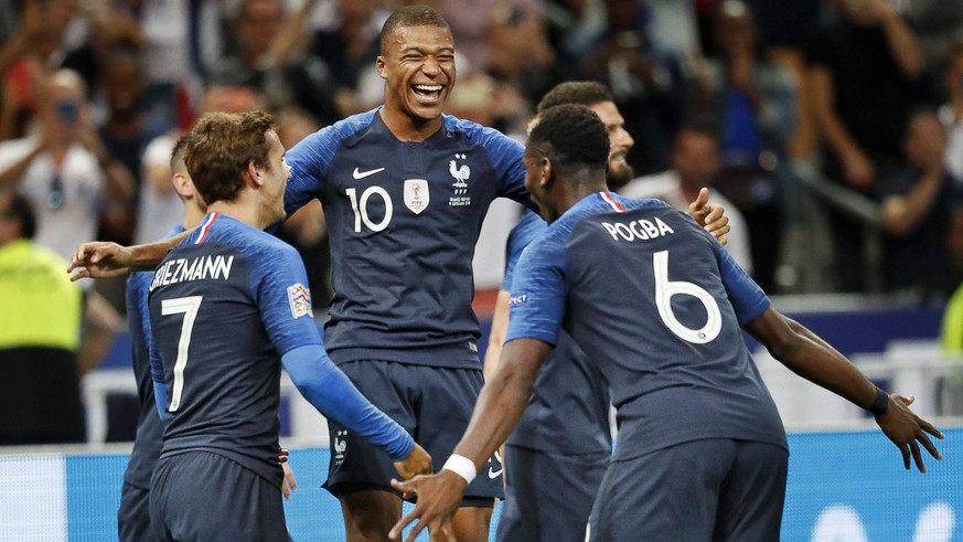 SAINT DENIS, 09-09-2018, Stadium Stade France , football, season 2018 / 2019, Nations Cup. France player Kylian Mbappe (C) celebrating his 1-0 with France player Antoine Griezmann (L) and France playe ...