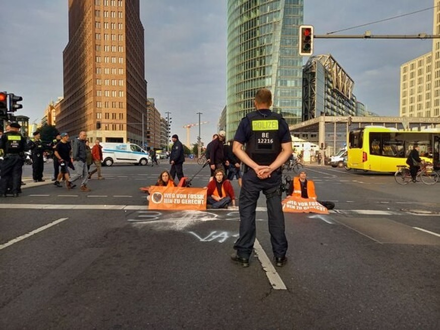 Bei einer Protestaktion der Letzten Generation am Potsdamer Platz kam es am Freitagmorgen zu Reibereien mit der Polizei.