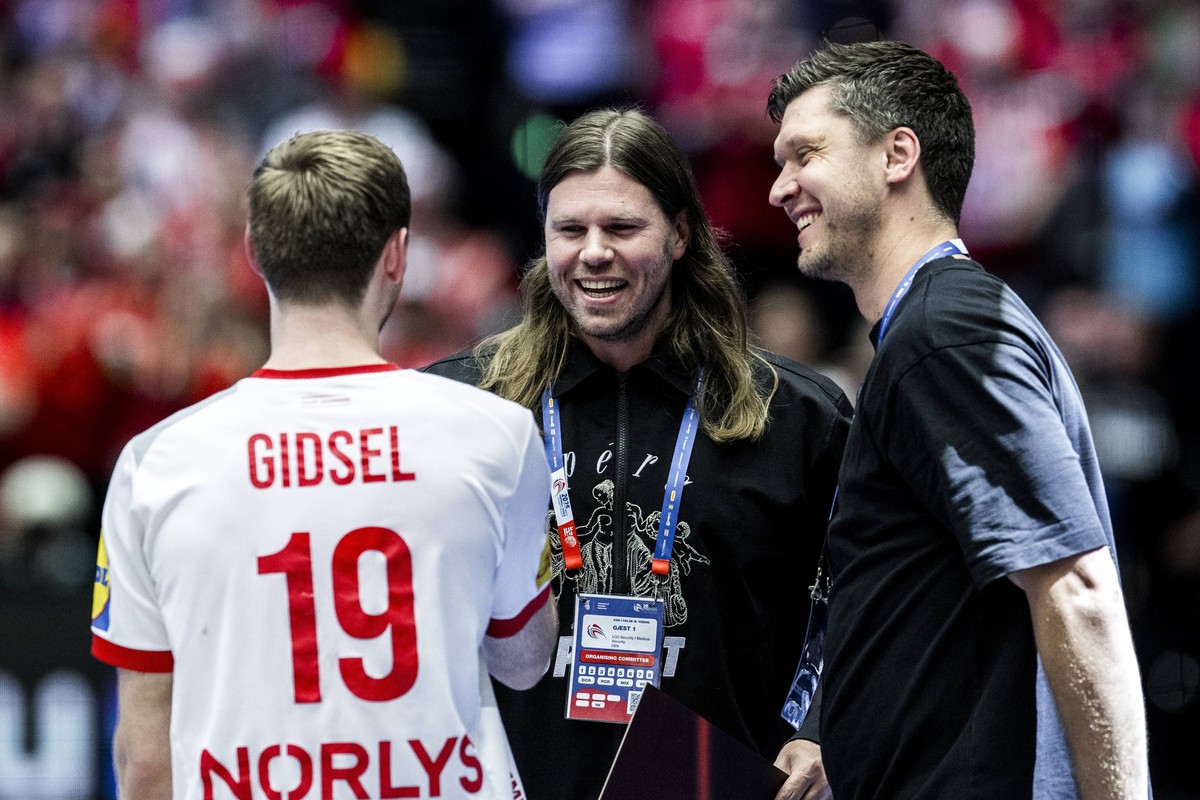 Czechia v Denmark, 2025 IHF Mens Handball World Cup, Herning, Denmark Herning, Denmark. 25th, January 2025. Former handballer Mikkel Hansen L and Niklas Landin R seen with Mathias Gidsel 19 of Denmark ...