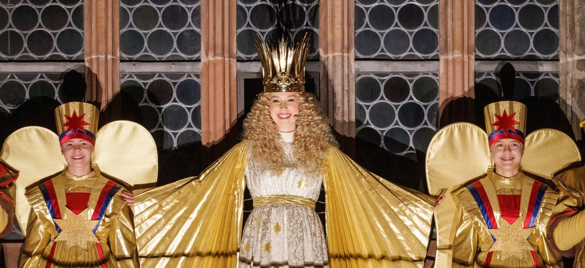 25.11.2022, Bayern, N�rnberg: Mit dem feierlichen Prolog er�ffnet das N�rnberger Christkind, Teresa Windschall (M), auf der Empore der Frauenkirche offiziell den N�rnberger Christkindlesmarkt 2022. Fo ...
