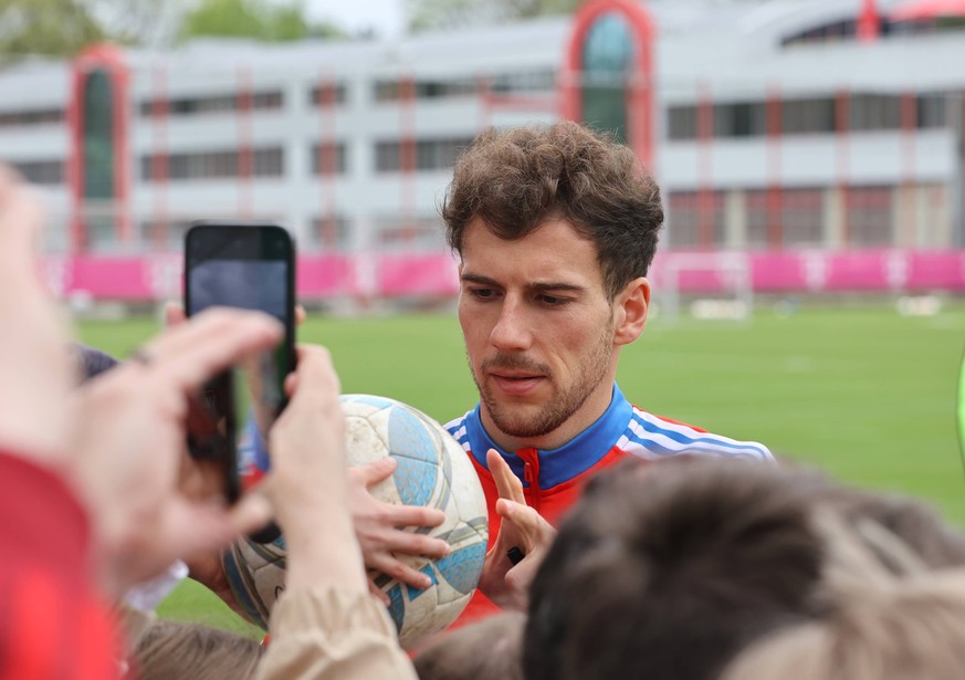 München, Deutschland 01.Mai 2023: Fussball, Herren, Saison 2022/2023, FC Bayern München, Säbener Strasse, Trainingsgelände, Training Leon Goretzka FC Bayern München beim Autogramme schreiben bei den F ...