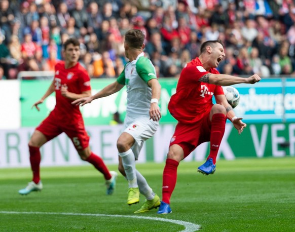 v. li. im Zweikampf Florian Niederlechner FC Augsburg 07, Niklas Suele FC Bayern Muenchen 04 verletzt sich, FC Augsburg vs. FC Bayern Muenchen, Fussball, Herren, 1.Bundesliga, 8.Spieltag, Saison 19/20 ...