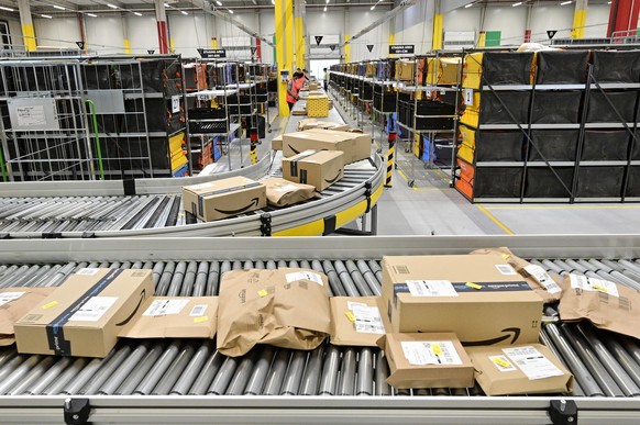 ABD0055_20220513 - WIEN - ÖSTERREICH: ++THEMENBILD++ AMAZON - Verteilzentrum in Wien-Liesing aufgenommen am Freitag 13. Mai 2022 in Wien. - FOTO: APA/HANS PUNZ - 20220513_PD2843