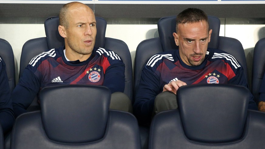 Arjen Robben (FC Bayern Muenchen 10) Franck Ribery (FC Bayern Muenchen 7) nur auf der Bank, Paris Saint-Germain vs. FC Bayern Muenchen, Champions League, Fussball, 27.09.2017, Paris Copyright: xEibner ...