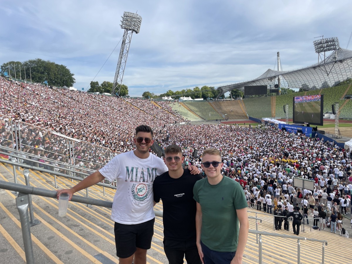James (l.) und seine Freunde wollten die EM-Atmosphäre in Deutschland unebdingt erleben.