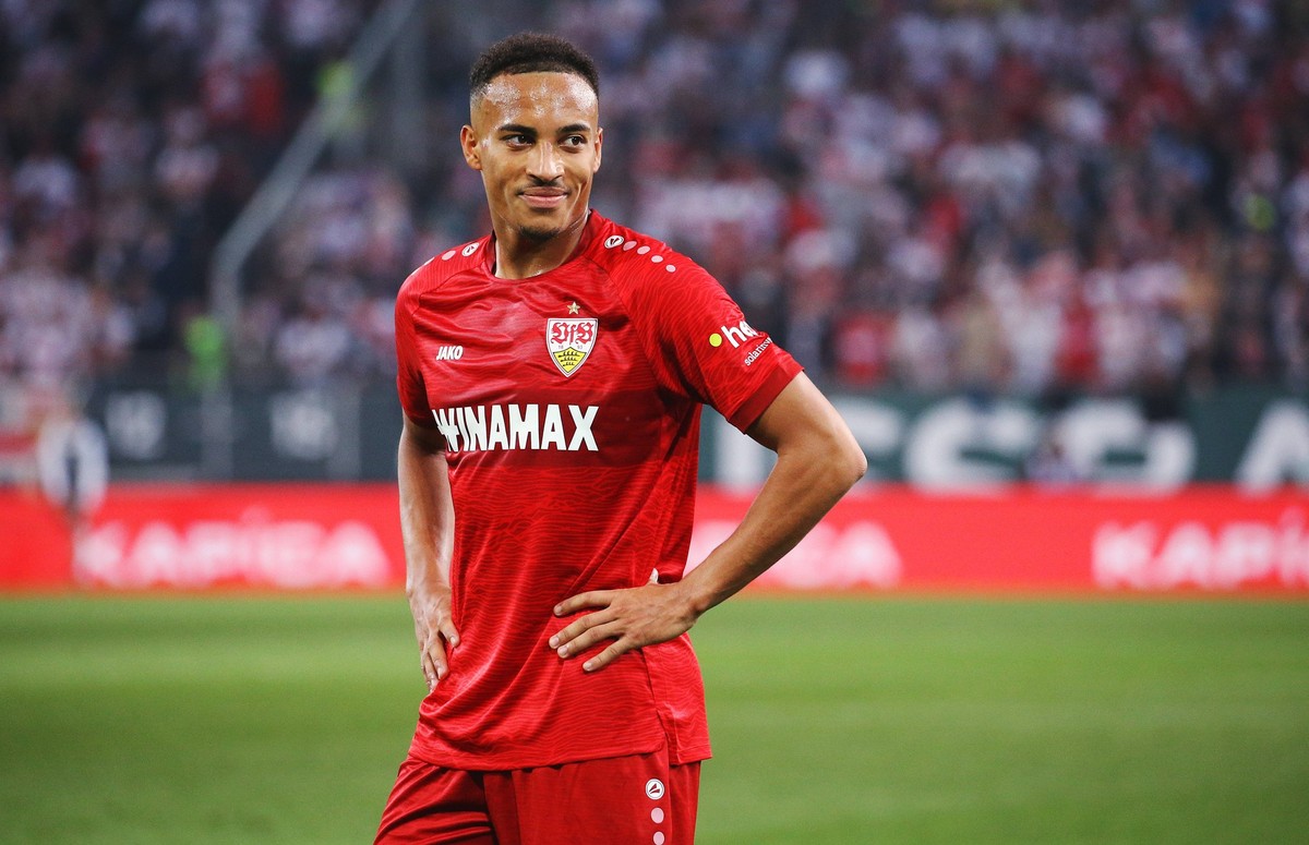 Augsburg , Fu�ball Bundesliga FC Augsburg vs. VfB Stuttgart, Jamie Leweling VfB entt�uscht Gem�� den Vorgaben der DFL Deutsche Fu�ball Liga ist es untersagt, in dem Stadion und/oder vom Spiel angefert ...