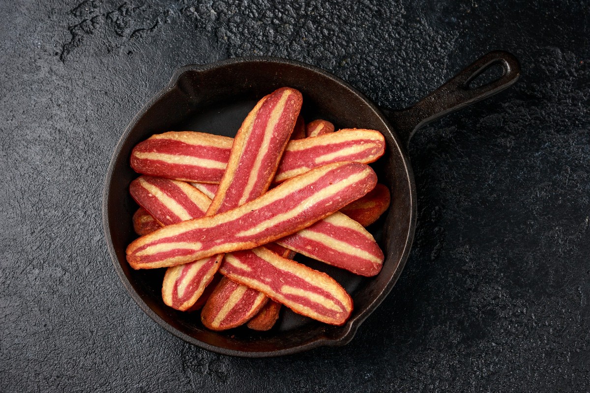 Vegan essen: Vegane Rezepte für die entsprechende Form der Ernährung gibt es viele. Doch wie schmeckt vegetarischer, beziehungsweise veganer Bacon? Hat er ausreichend Vitamine für den Menschen? Ein Te ...
