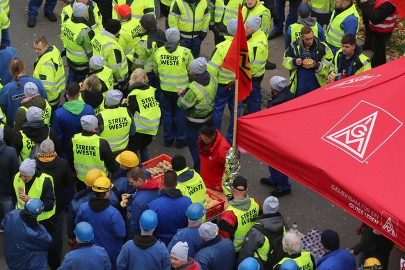 Blick am Mittwoch 16.11.2022 in Rostock auf den K�stenaktionstag der IG Metall. Im Tarifkonflikt der Metall- und Elektroindustrie konnte bisher noch keine Einigkeit erzielt werden. Infolge sind im Ver ...