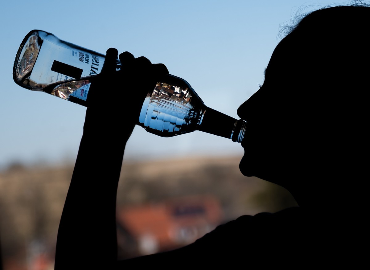 ARCHIV - 04.03.2022, Baden-W�rttemberg, Rottweil: Ein M�dchen trinkt in ihrem Zimmer eine Flasche Wodka. (Zu dpa: �Weniger jugendliches Rauschtrinken als vor der Pandemie�). Foto: Silas Stein/dpa +++ ...