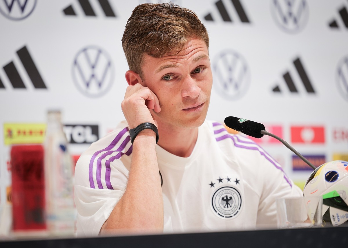 01.06.2024, Bayern, Herzogenaurach: Fußball: Nationalmannschaft, EM-Vorbereitung, Trainingslager - Training. Deutschlands Joshua Kimmich beantwortet die Fragen von Journalisten. Foto: Christian Charis ...