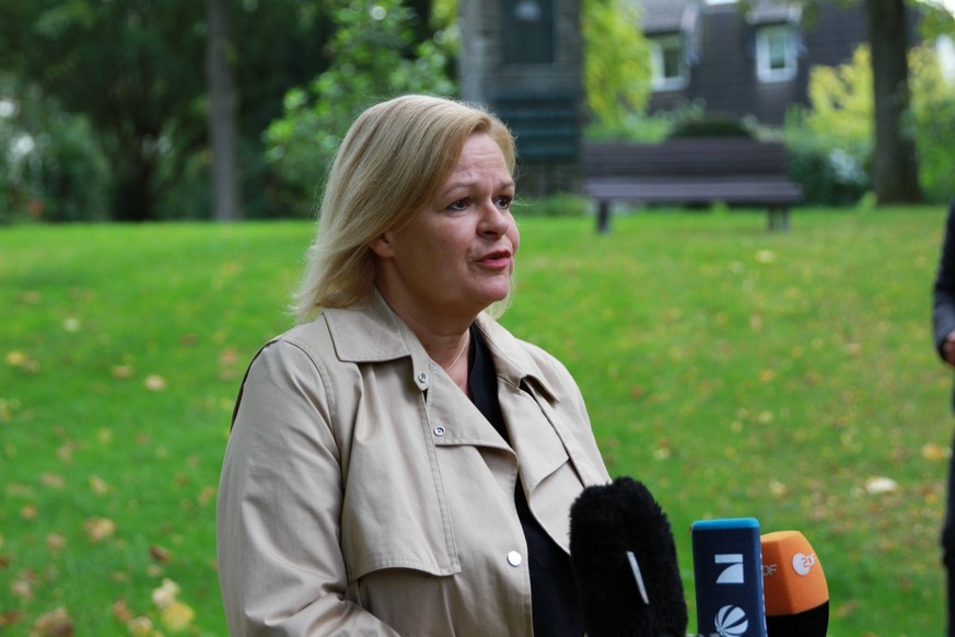 Schwalbach am Taunus, Hessen, Deutschland, 08.10.2023: Bundesinnenministerin Nancy Faeser, Spitzenkandidatin der SPD zur Landtagswahl in Hessen, gibt nach der Stimmabgabe in ihrem Wahllokal ein Statem ...