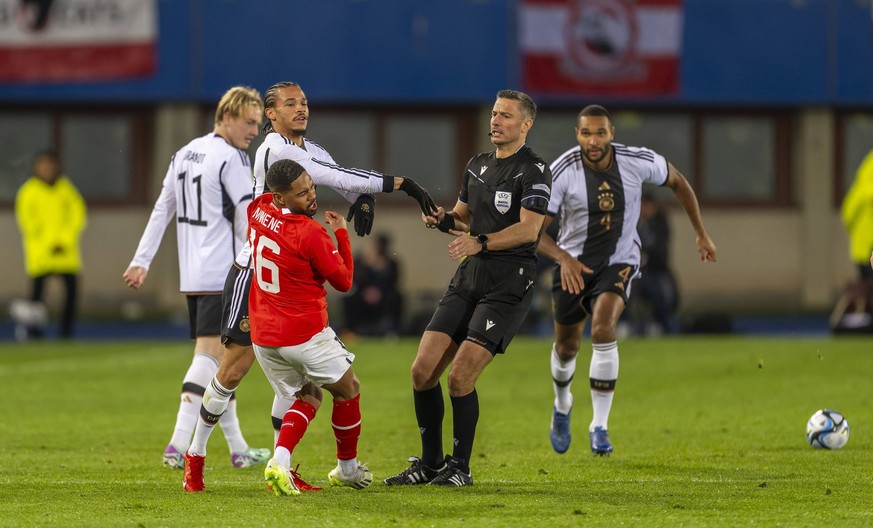 21.11.2023, Fussball, Länderspiel, Testspiel 2023/24, Österreich - Deutschland, im Ernst Happel Stadion Wien, Philipp Mwene Österreich wird von Leroy Sane li, Deutschland tätlich angegriffen. Schiedsr ...