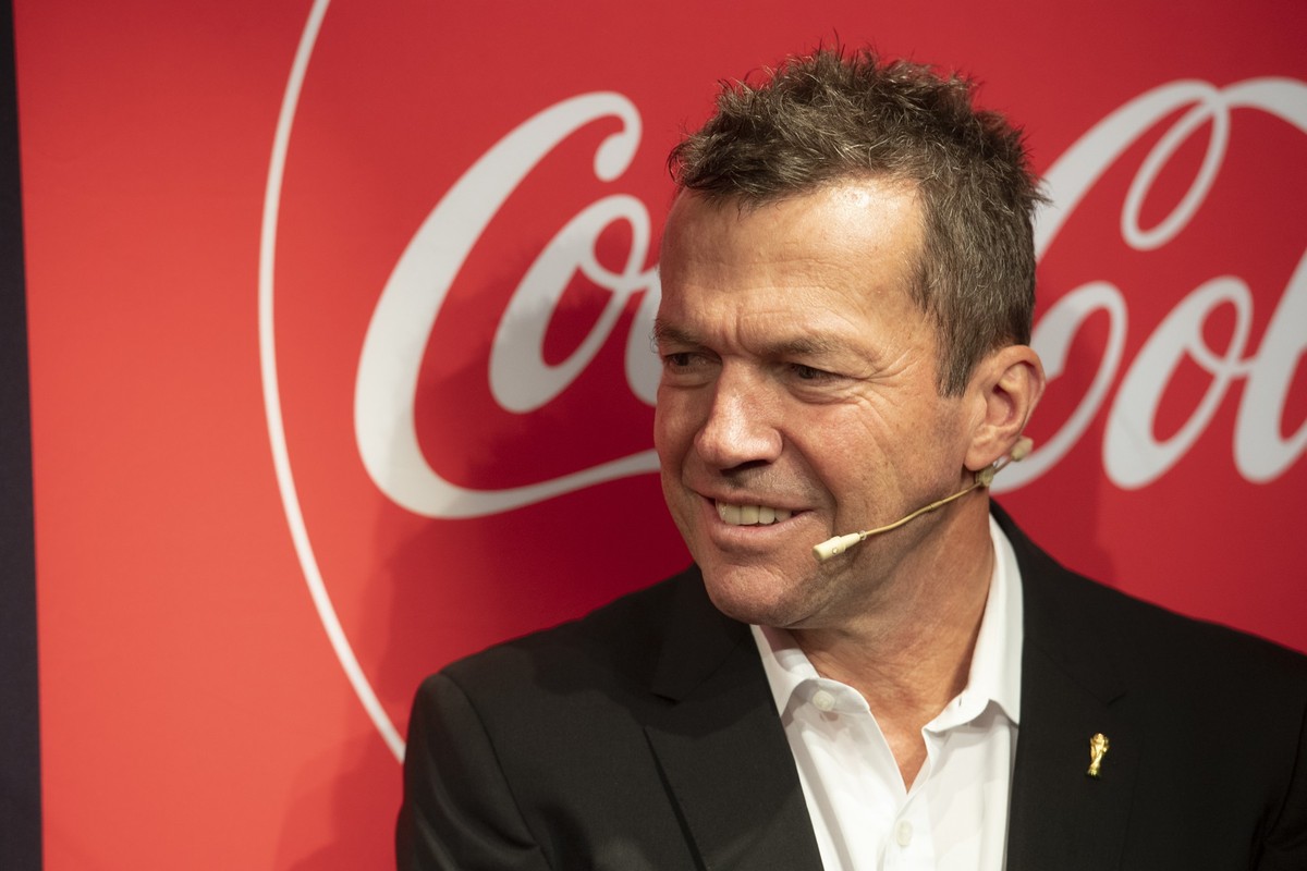 02.10.2022, Berlin: Fußball: WM, FIFA World Cup Trophy, Präsentation des WM-Pokals. Der ehemalige Fußball-Nationalspieler Lothar Matthäus spricht bei einem Pressetermin eines Getränkeherstellers und S ...