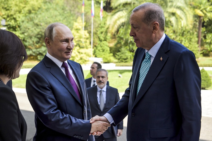 Russian President Vladimir Putin, left, greets Turkish President Recep Tayyip Erdogan upon his arrival at Russia&#039;s Black Sea resort of Sochi, Russia, Monday, Sept. 4, 2023. (Alexei Nikolsky, Sput ...