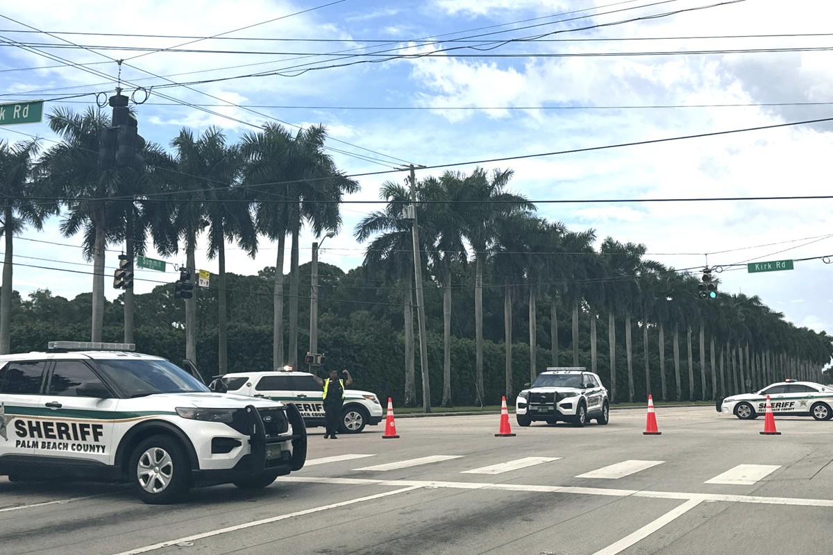 dpatopbilder - 15.09.2024, USA, West Palm Beach: Polizei-Fahrzeuge haben in der Nähe des Trump International Golf Clubs eine Kreuzung gesperrt. Das Wahlkampfteam des republikanischen Präsidentschaftsk ...