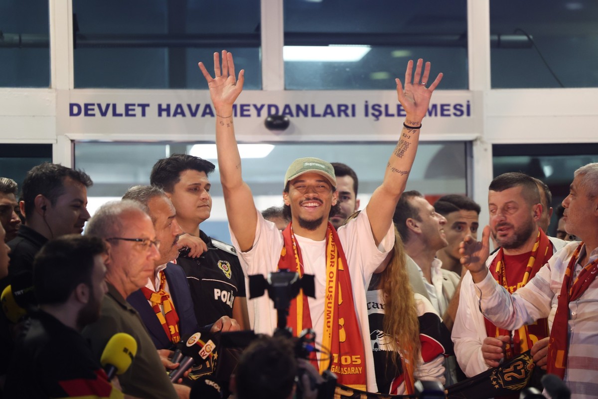 12.06.2025, Türkei, Istanbul: Nationalspieler Leroy Sane kommt am Flughafen in Istanbul an und wird von Fans empfangen. Foto: Murat Akbas/dpa +++ dpa-Bildfunk +++