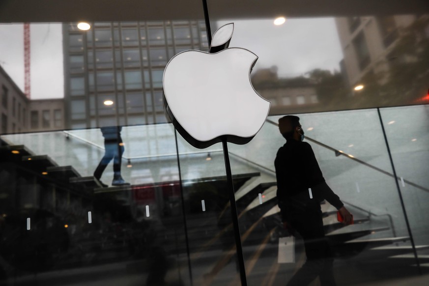 Italy Economy Apple logo is seen on the store in Milan, Italy on October 6, 2021. Milan Italy porzycki-italyeco211006_np7zF PUBLICATIONxNOTxINxFRA Copyright: xJakubxPorzyckix