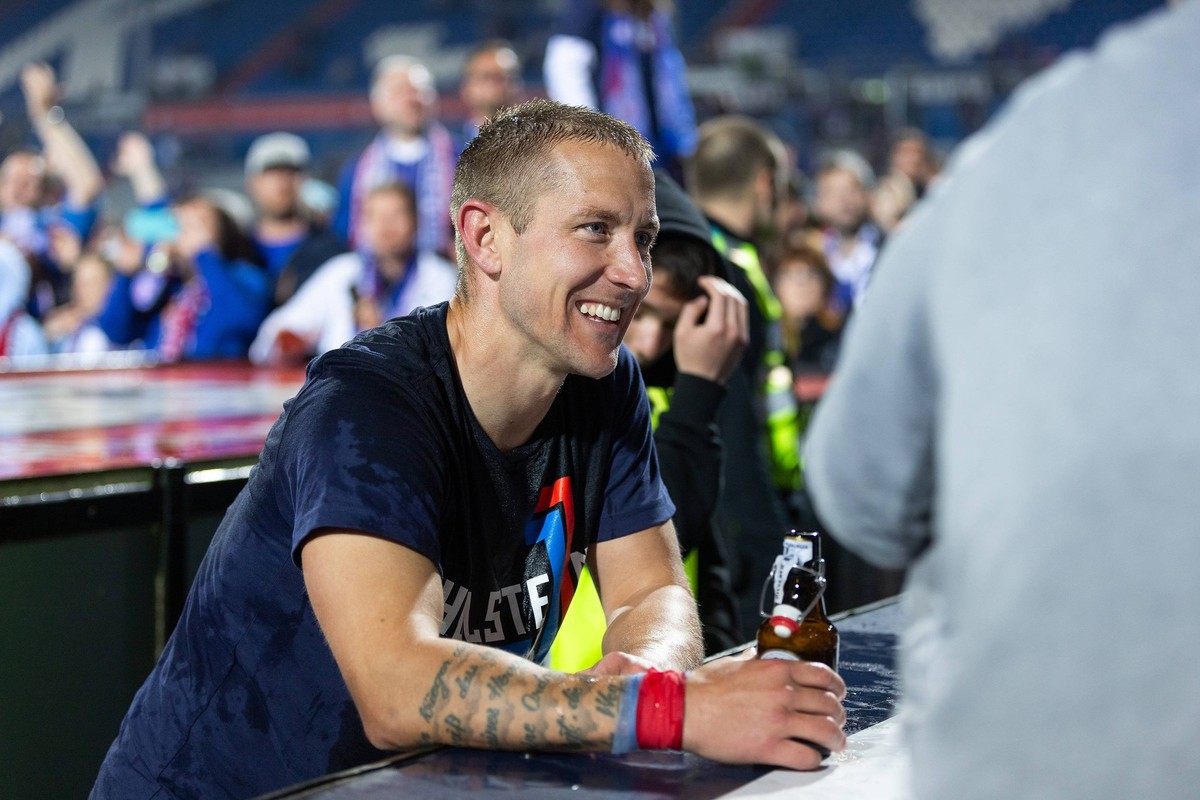 Fu�ball I Herren I Saison 2023-2024 I 2. Bundesliga I 33. Spieltag I Holstein Kiel - Fortuna D�sseldorf I 11.05.2024 Lewis Holtby 10, Holstein Kiel im Fokus. Kiel Holstein-Stadion Schleswig-Holstein D ...