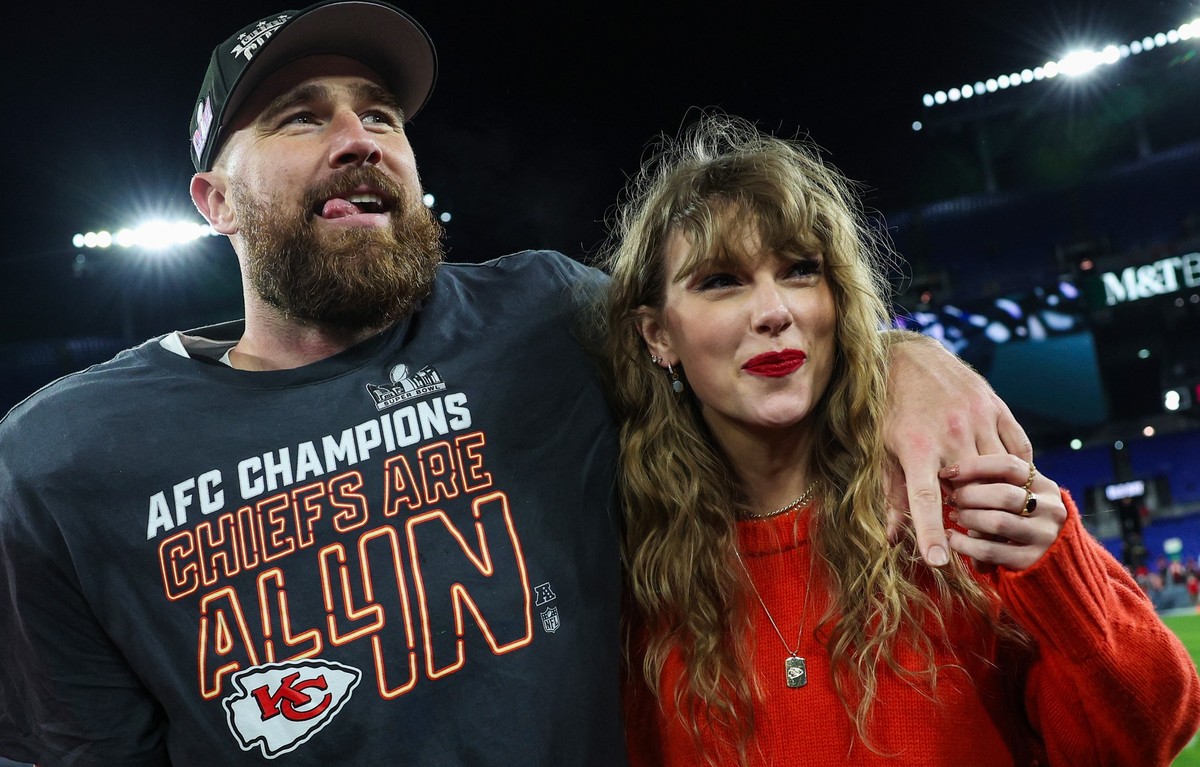 BALTIMORE, MARYLAND - JANUARY 28: Travis Kelce #87 of the Kansas City Chiefs (L) celebrates with Taylor Swift after defeating the Baltimore Ravens in the AFC Championship Game at M&amp;T Bank Stadium  ...